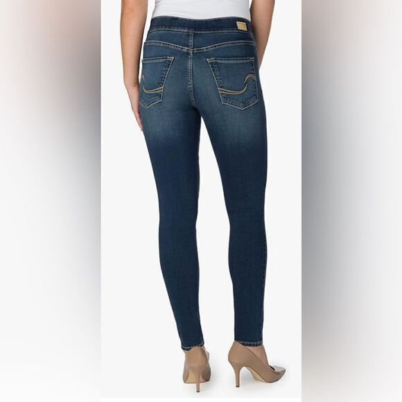 Signature by Levi Straus and Co. Women’s totally shaping pull on skinny jeans. - Picture 2 of 13